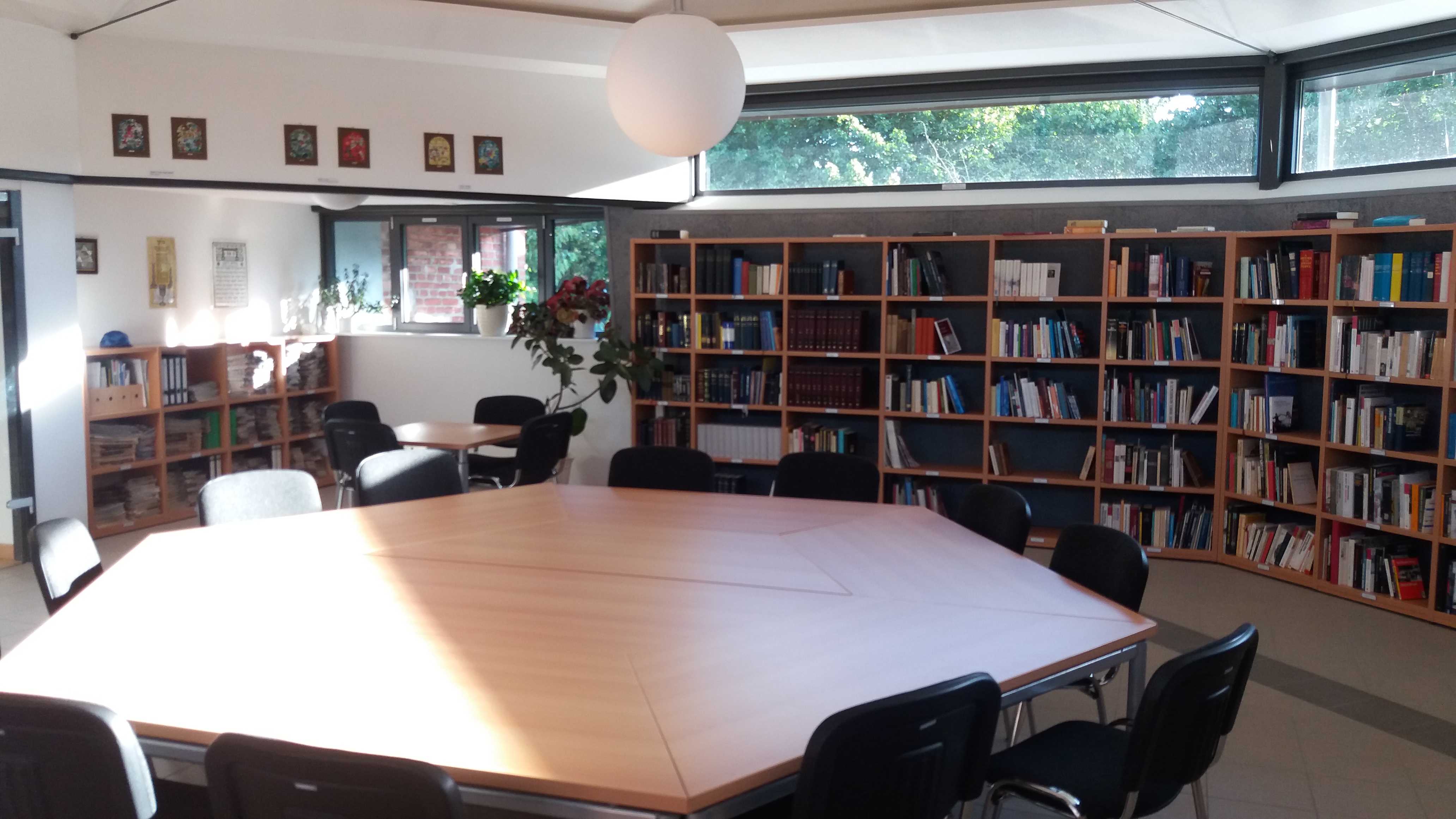 Die umfangreiche Bibliothek im ehemaligen Mühlenturm ist gleichzeitig Lehr- und Lernraum
